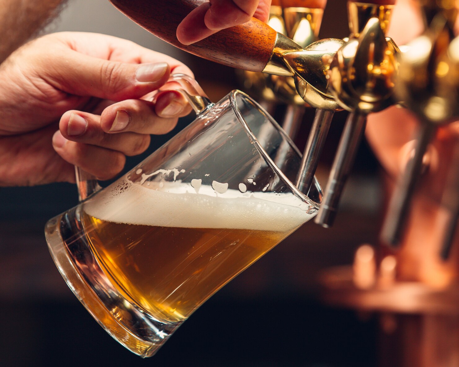 cerveza-ligera-fresca-taza